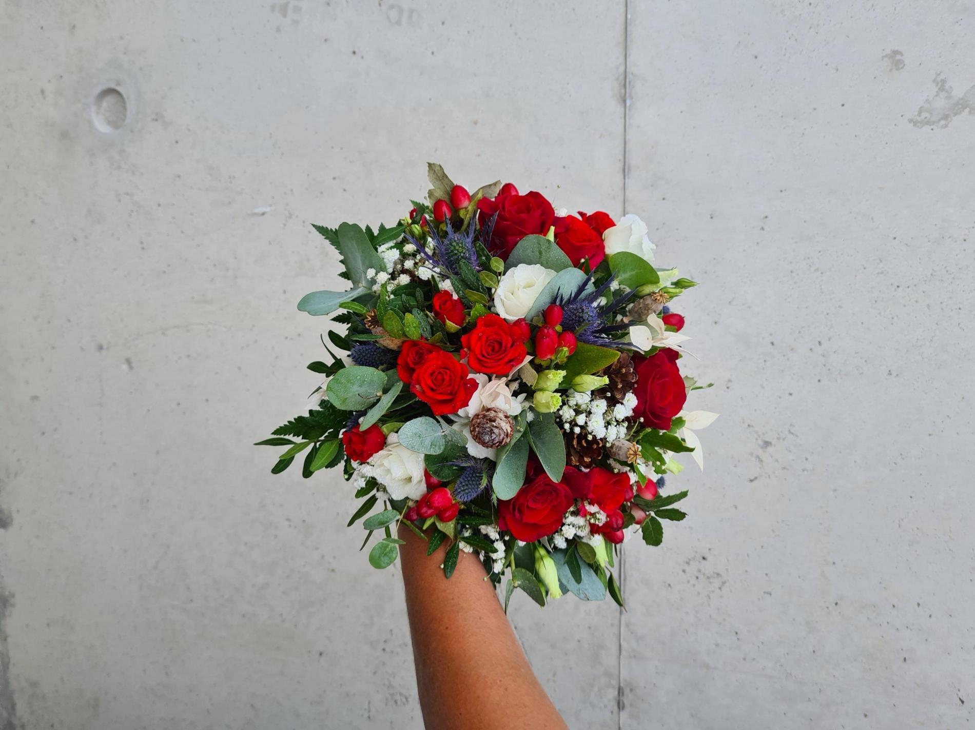 Bouquet de demoiselle d'honneur rouge et blanc - Les Fleurs d'Élisa